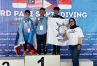 BERPRESTASI - Atlet loncat indah Kalsel saat pengalungan medali. (Foto: istimewa)