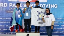 BERPRESTASI - Atlet loncat indah Kalsel saat pengalungan medali. (Foto: istimewa)