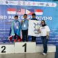 BERPRESTASI - Atlet loncat indah Kalsel saat pengalungan medali. (Foto: istimewa)