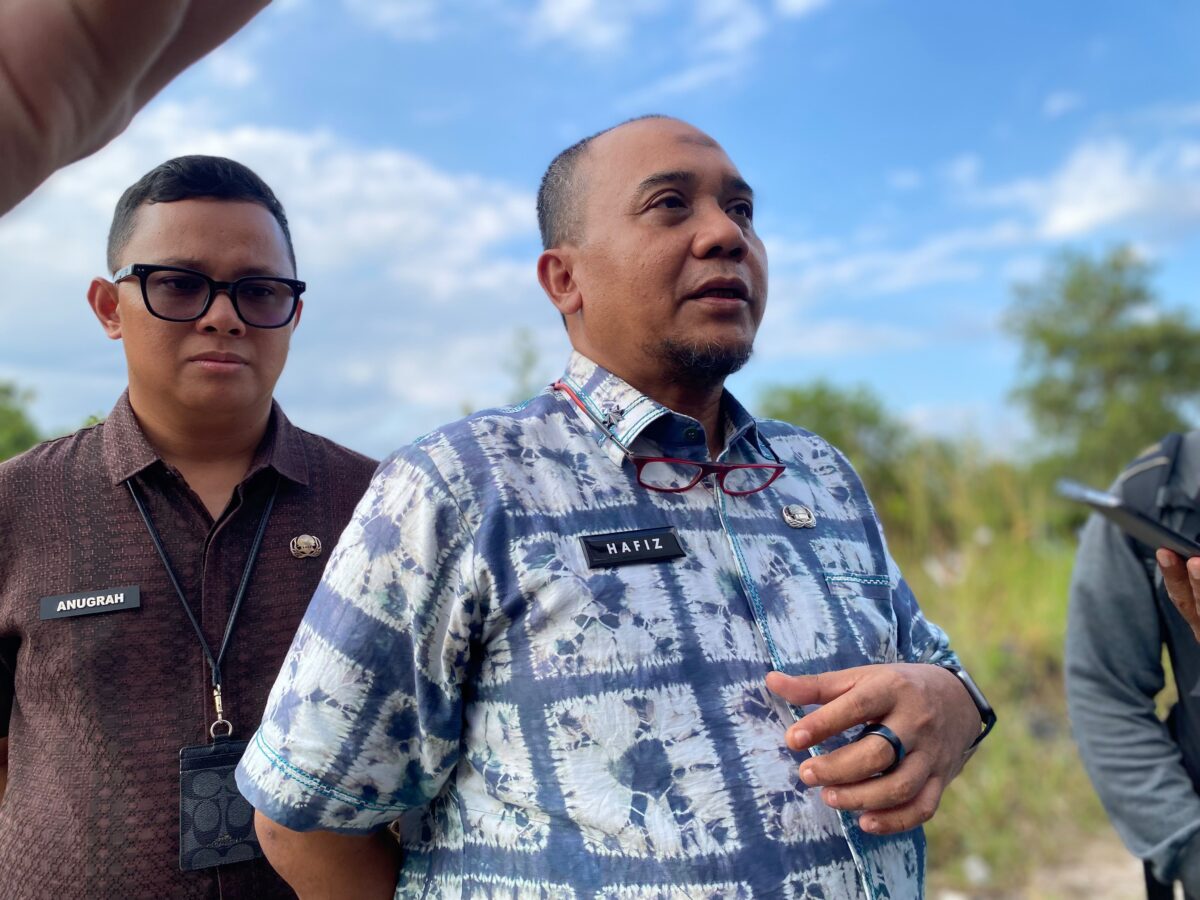 SOSOK - Kadispora Kalsel, Pebriadin Hafiz didampingi Kabid Pembudayaan Olahraga, Anugrah. (Foto: MGS)