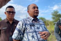 SOSOK - Kadispora Kalsel, Pebriadin Hafiz didampingi Kabid Pembudayaan Olahraga, Anugrah. (Foto: MGS)