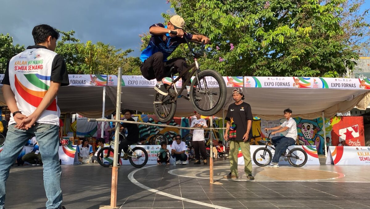 JUMPING - Salah seorang pegiat BMX saat beraksi. (Foto: MGS)