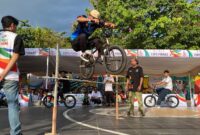 JUMPING - Salah seorang pegiat BMX saat beraksi. (Foto: MGS)