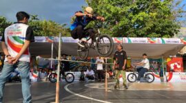 JUMPING - Salah seorang pegiat BMX saat beraksi. (Foto: MGS)