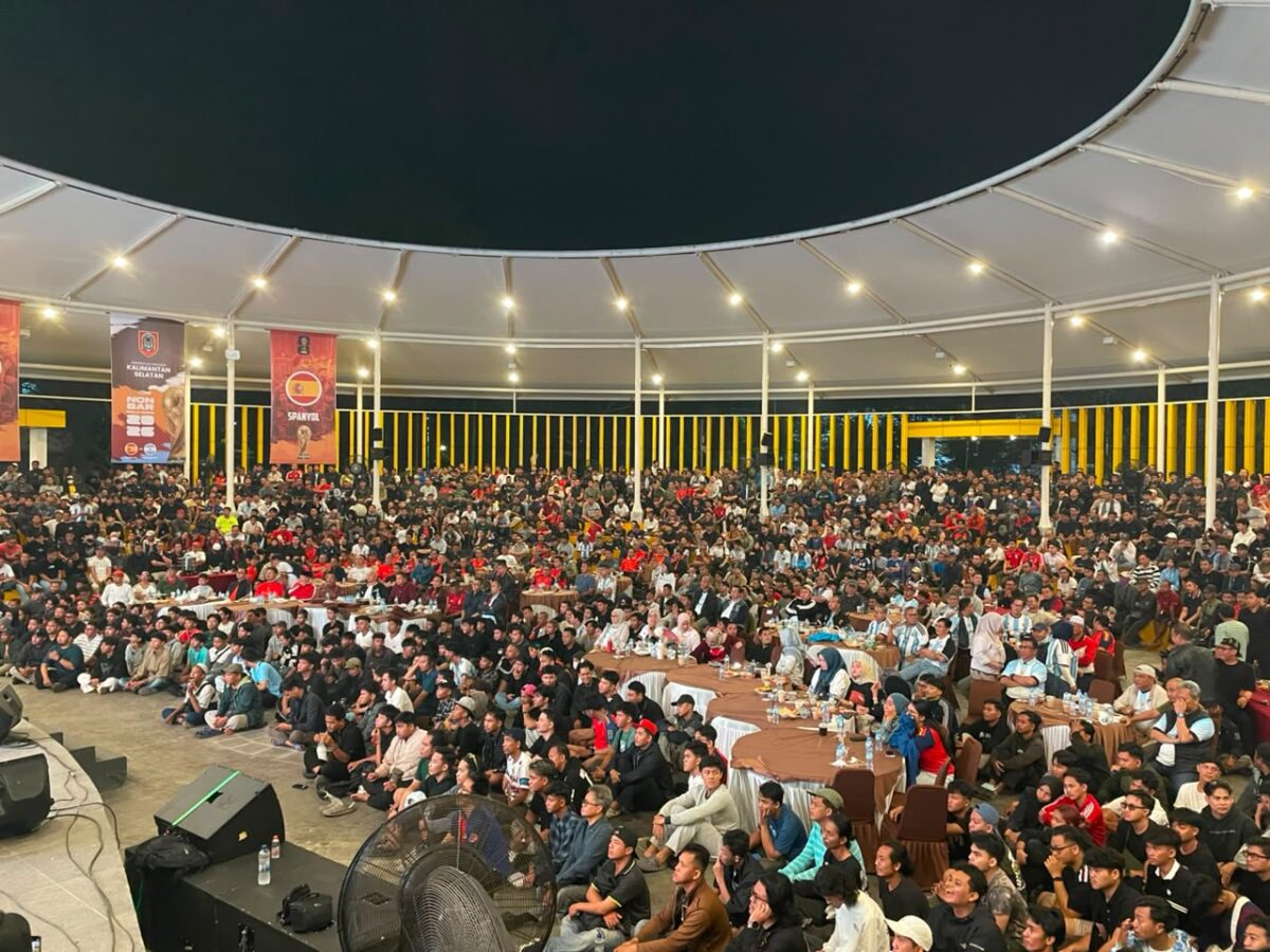 BERKUMPUL - Ribuan warga saat menyaksikan final Piala Dunia di Amphi Teater. (Foto: Tgh)