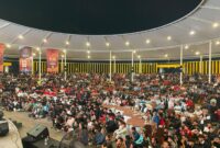 BERKUMPUL - Ribuan warga saat menyaksikan final Piala Dunia di Amphi Teater. (Foto: Tgh)
