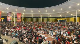 BERKUMPUL - Ribuan warga saat menyaksikan final Piala Dunia di Amphi Teater. (Foto: Tgh)