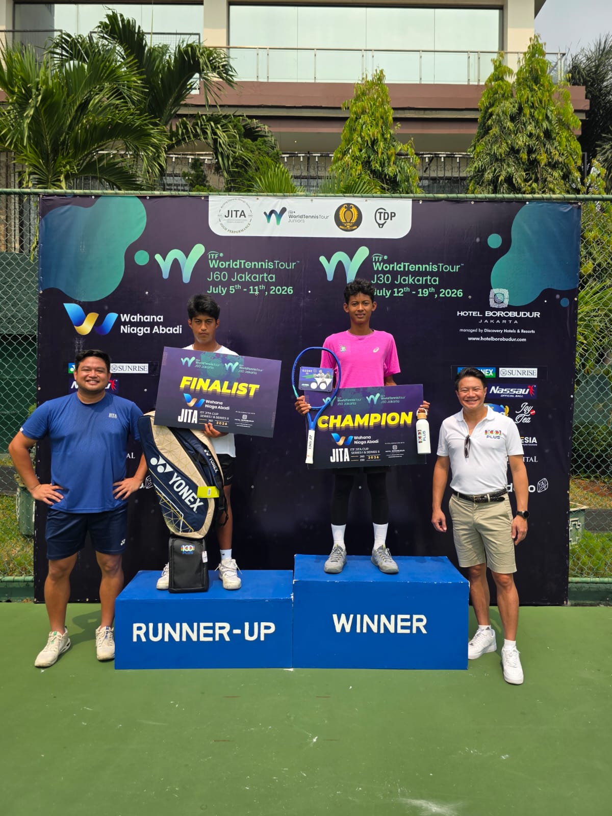 BERPRESTASI - Alfaradu (jersey merah muda) saat menjuarai ITF J30 Jakarta. (Foto: by Rina) 