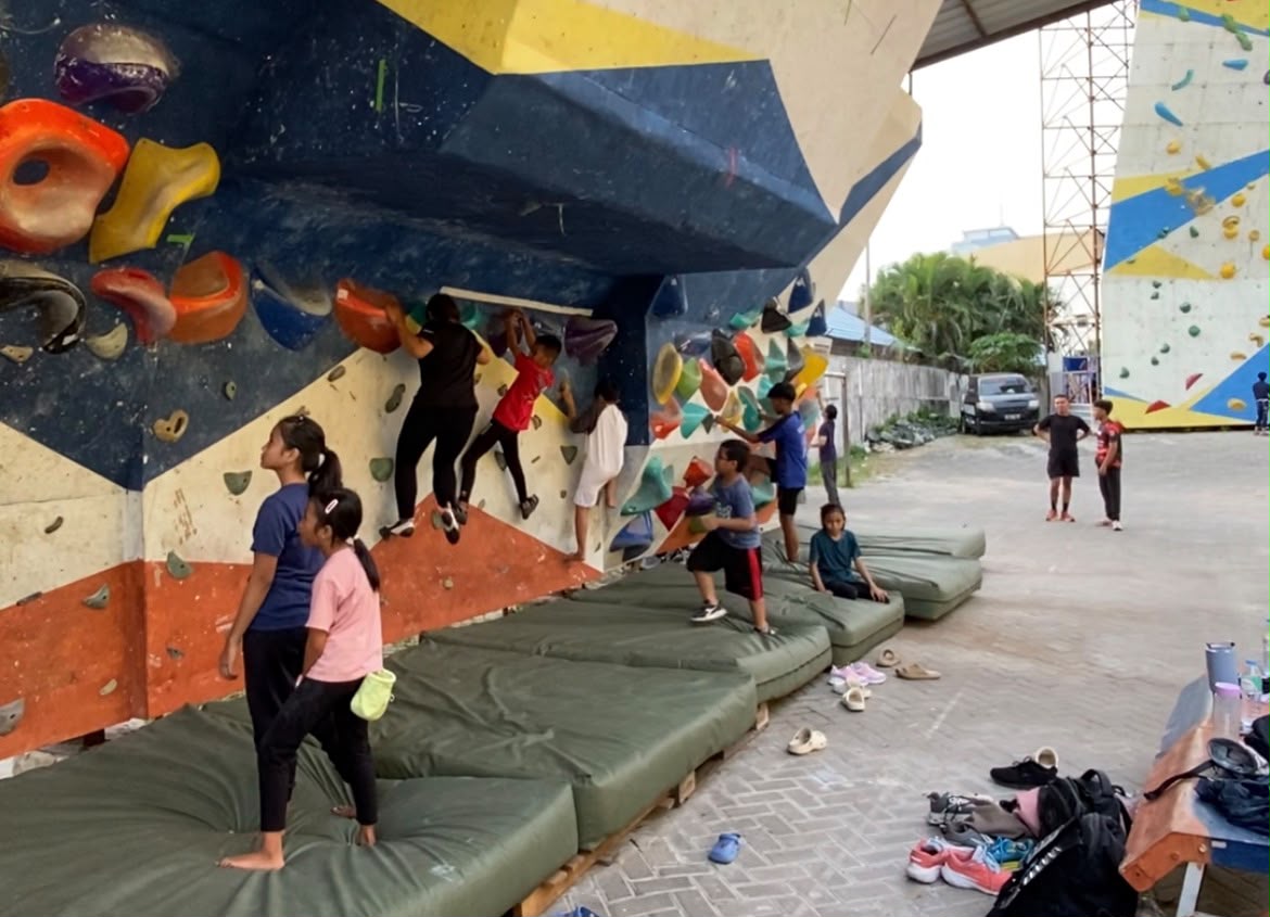 Bibit atlet panjat tebing Banjarmasin saat melakukan latihan dasar