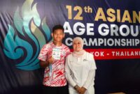 MEMBANGGAKAN - Ilham bersama sang pelatih saat mengikuti kejuaraan tingkat Asia. (Foto: Eka Purnama Indah)
