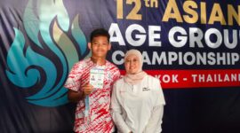 MEMBANGGAKAN - Ilham bersama sang pelatih saat mengikuti kejuaraan tingkat Asia. (Foto: Eka Purnama Indah)