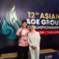 MEMBANGGAKAN - Ilham bersama sang pelatih saat mengikuti kejuaraan tingkat Asia. (Foto: Eka Purnama Indah)