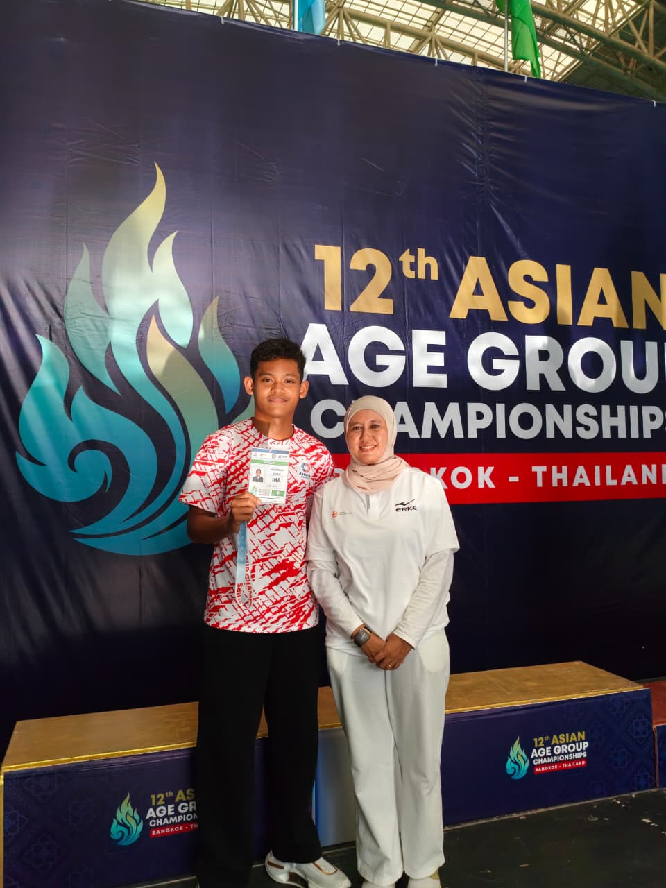 MEMBANGGAKAN - Ilham bersama sang pelatih saat mengikuti kejuaraan tingkat Asia. (Foto: Eka Purnama Indah)