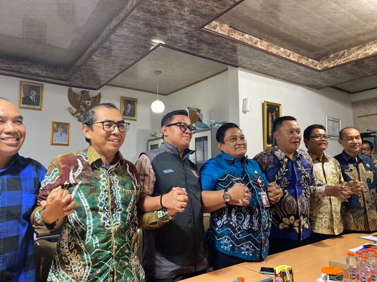 PERTEMUAN - Pihak SMAN 2 Banjarmasin bersama Disdik dan Dispora Kalsel saat temu media. (Foto: MGS)