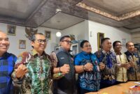 PERTEMUAN - Pihak SMAN 2 Banjarmasin bersama Disdik dan Dispora Kalsel saat temu media. (Foto: MGS)