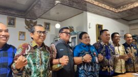 PERTEMUAN - Pihak SMAN 2 Banjarmasin bersama Disdik dan Dispora Kalsel saat temu media. (Foto: MGS)