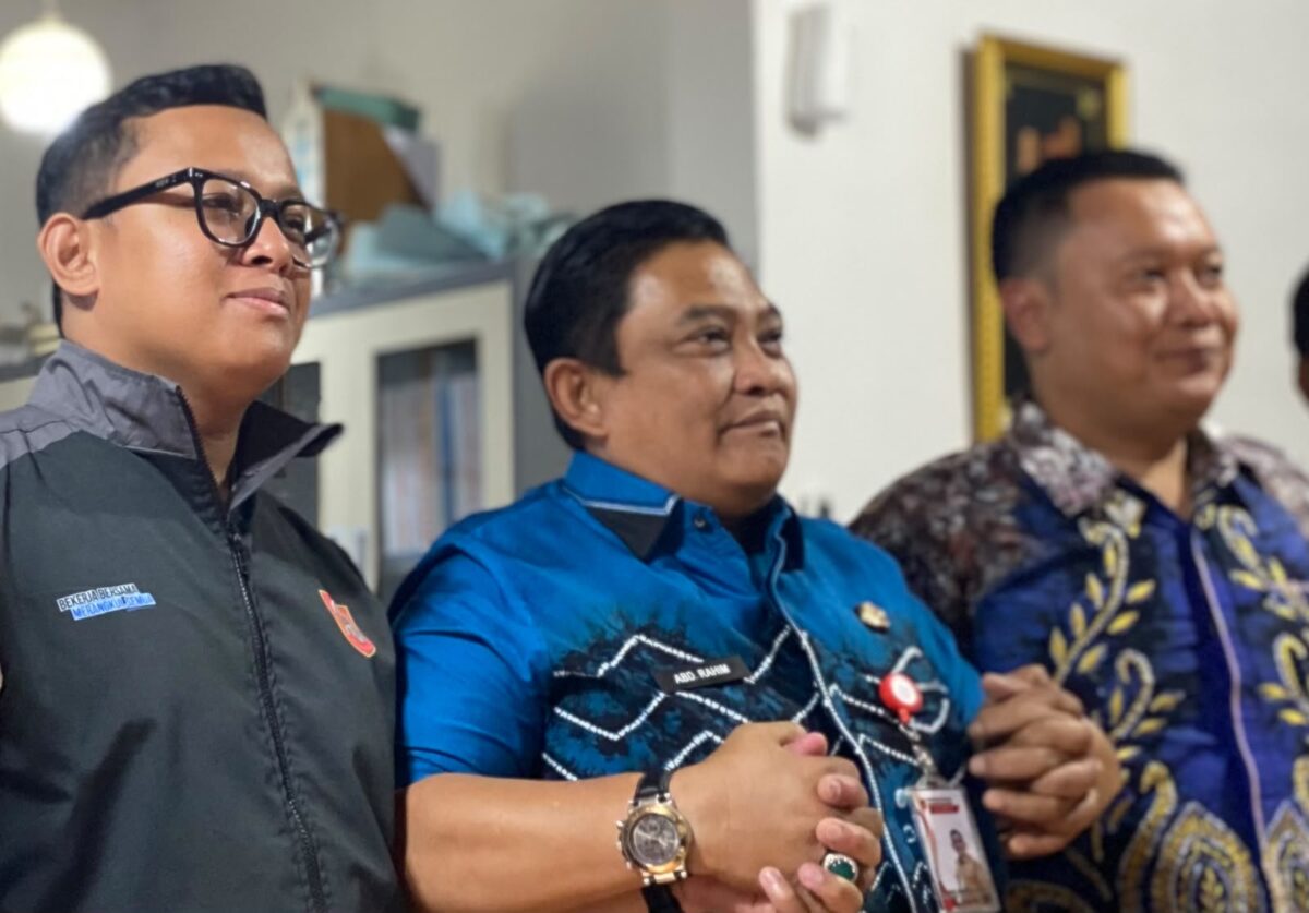 BERFOTO - Kadisdik Kalsel Abdul Rahim (di tengah) saat temumedia di SMAN 2 Banjarmasin. (Foto: MGS)