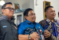 BERFOTO - Kadisdik Kalsel Abdul Rahim (di tengah) saat temumedia di SMAN 2 Banjarmasin. (Foto: MGS)