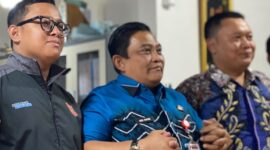 BERFOTO - Kadisdik Kalsel Abdul Rahim (di tengah) saat temumedia di SMAN 2 Banjarmasin. (Foto: MGS)
