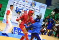 BERTARUNG - Dua fighter beladiri sambo saat duel di atas matras. (Foto: Idris JS)