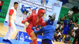 BERTARUNG - Dua fighter beladiri sambo saat duel di atas matras. (Foto: Idris JS)