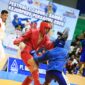 BERTARUNG - Dua fighter beladiri sambo saat duel di atas matras. (Foto: Idris JS)