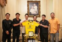 Foto bersama Owner, PS Barito Putera, Hasnuryadi Sulaiman bersama, Muhanmad Wildan Ramdhani dan Syamsul Rifai didampingi para staf dan managemen Barito Putera