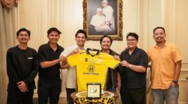 Foto bersama Owner, PS Barito Putera, Hasnuryadi Sulaiman bersama, Muhanmad Wildan Ramdhani dan Syamsul Rifai didampingi para staf dan managemen Barito Putera