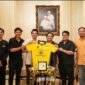 Foto bersama Owner, PS Barito Putera, Hasnuryadi Sulaiman bersama, Muhanmad Wildan Ramdhani dan Syamsul Rifai didampingi para staf dan managemen Barito Putera