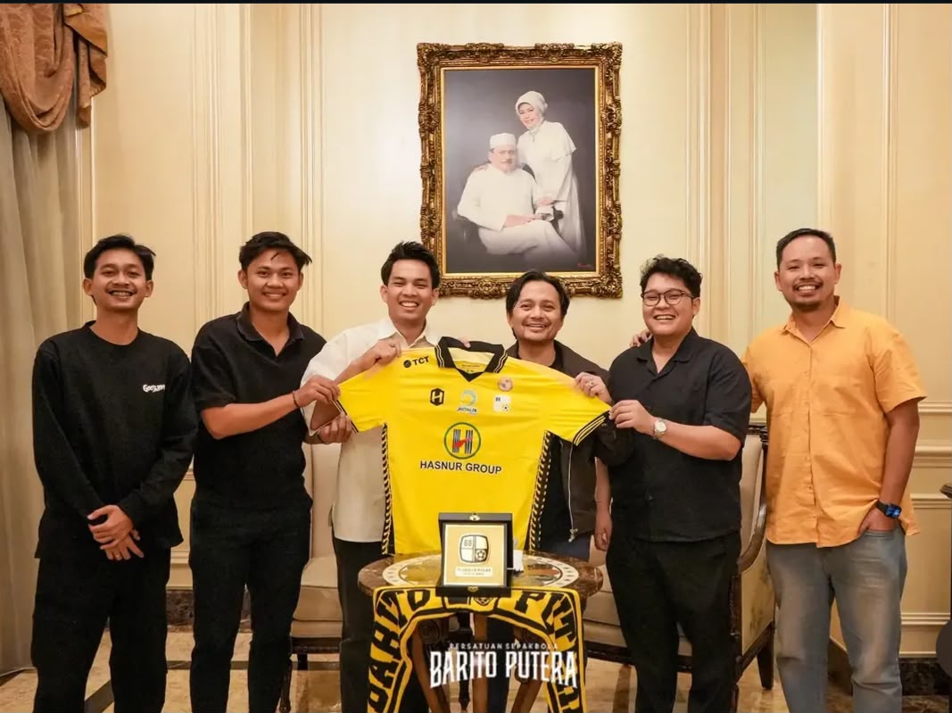 Foto bersama Owner, PS Barito Putera, Hasnuryadi Sulaiman bersama, Muhanmad Wildan Ramdhani dan Syamsul Rifai didampingi para staf dan managemen Barito Putera