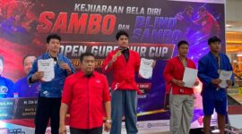PRESTASI - Aziz (podium pertama) saat menerima medali pada Kejurnas Piala Gubernur Sumsel. (Foto: dok Persambi)