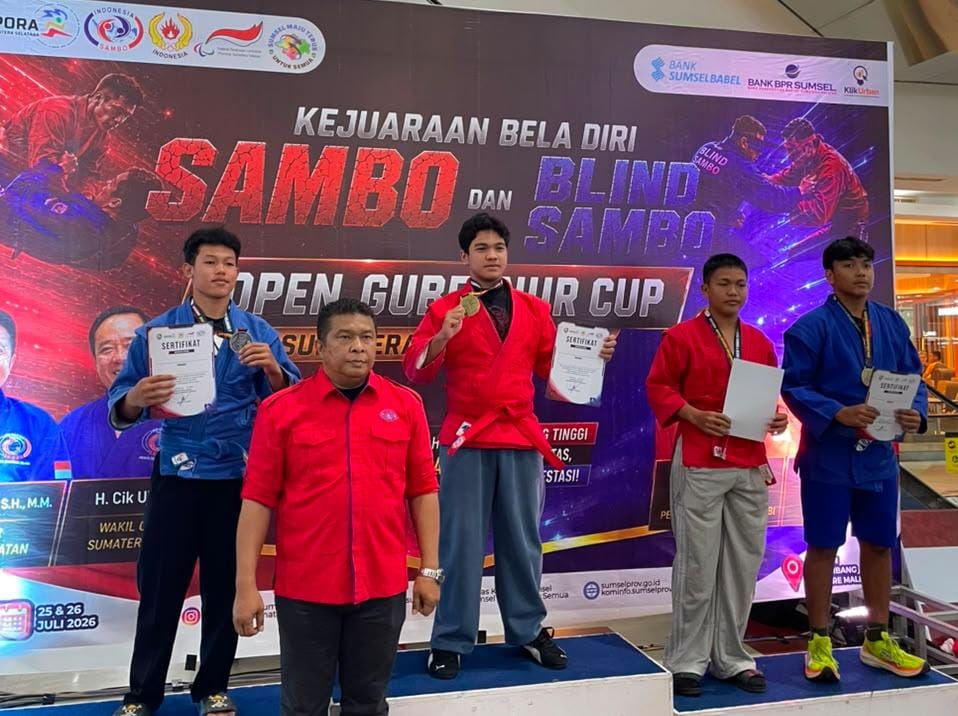 PRESTASI - Aziz (podium pertama) saat menerima medali pada Kejurnas Piala Gubernur Sumsel. (Foto: dok Persambi)