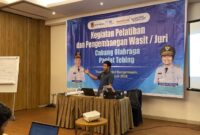 PELATIHAN - Pemateri cabang panjat tebing saatmemberikan materi pada pelatihan wasit/juri. (Foto: MGS)
