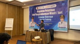 PELATIHAN - Pemateri cabang panjat tebing saatmemberikan materi pada pelatihan wasit/juri. (Foto: MGS)