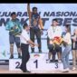 BERPRESTASI - Muhammad Nabil saat naik podium isai memastikan medali emas di nomor snatch. (Foto: Tommy Bahlevi)