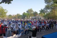 BERGEMBIRA - Senam bersama yang dilakukan di halaman RSJ Sambang Lihum. (Foto: Tolah)