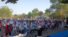 BERGEMBIRA - Senam bersama yang dilakukan di halaman RSJ Sambang Lihum. (Foto: Tolah)