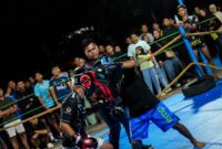 ADU PUKUL - Dua peserta Fight Nigh Last Man Standing saat adu kemampuan. (Foto: istimewa)