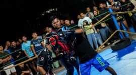 ADU PUKUL - Dua peserta Fight Nigh Last Man Standing saat adu kemampuan. (Foto: istimewa)