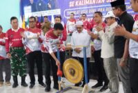 TABUH GONG - Penabuhan gong oleh Bupati Banjar, Saidi Mansyur menandai dibukanya secara resmi Kejuaraan Silat se Kalsel-Teng 2026. (Foto: Sahiri)
