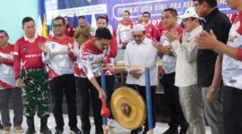 TABUH GONG - Penabuhan gong oleh Bupati Banjar, Saidi Mansyur menandai dibukanya secara resmi Kejuaraan Silat se Kalsel-Teng 2026. (Foto: Sahiri)