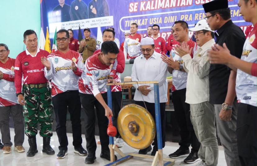 TABUH GONG - Penabuhan gong oleh Bupati Banjar, Saidi Mansyur menandai dibukanya secara resmi Kejuaraan Silat se Kalsel-Teng 2026. (Foto: Sahiri)