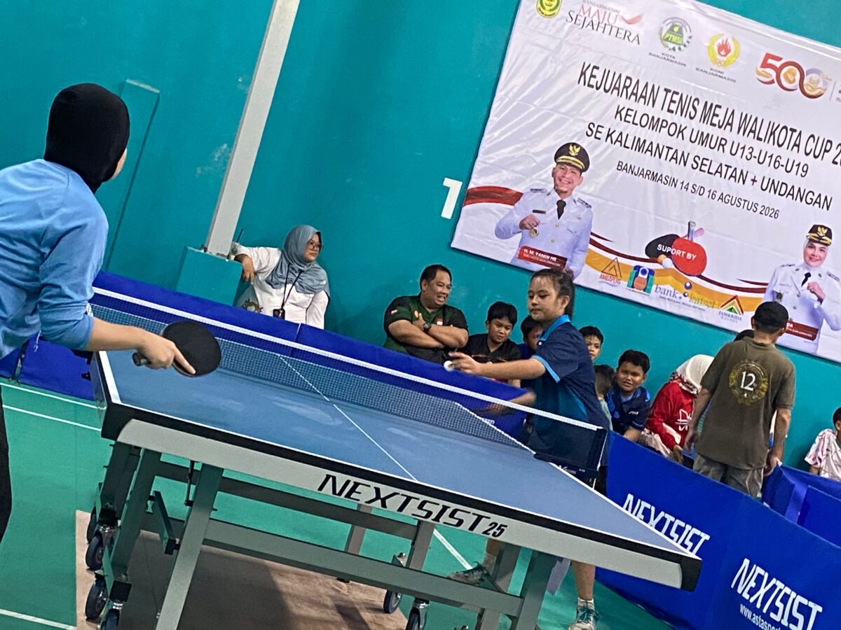 MEMUKUL - Peserta Kejuaraan Tenis Meja Walikota Cup 2026 membidik bola. (Foto: MGS)