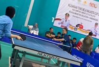 MEMUKUL - Peserta Kejuaraan Tenis Meja Walikota Cup 2026 membidik bola. (Foto: MGS)