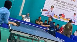 MEMUKUL - Peserta Kejuaraan Tenis Meja Walikota Cup 2026 membidik bola. (Foto: MGS)