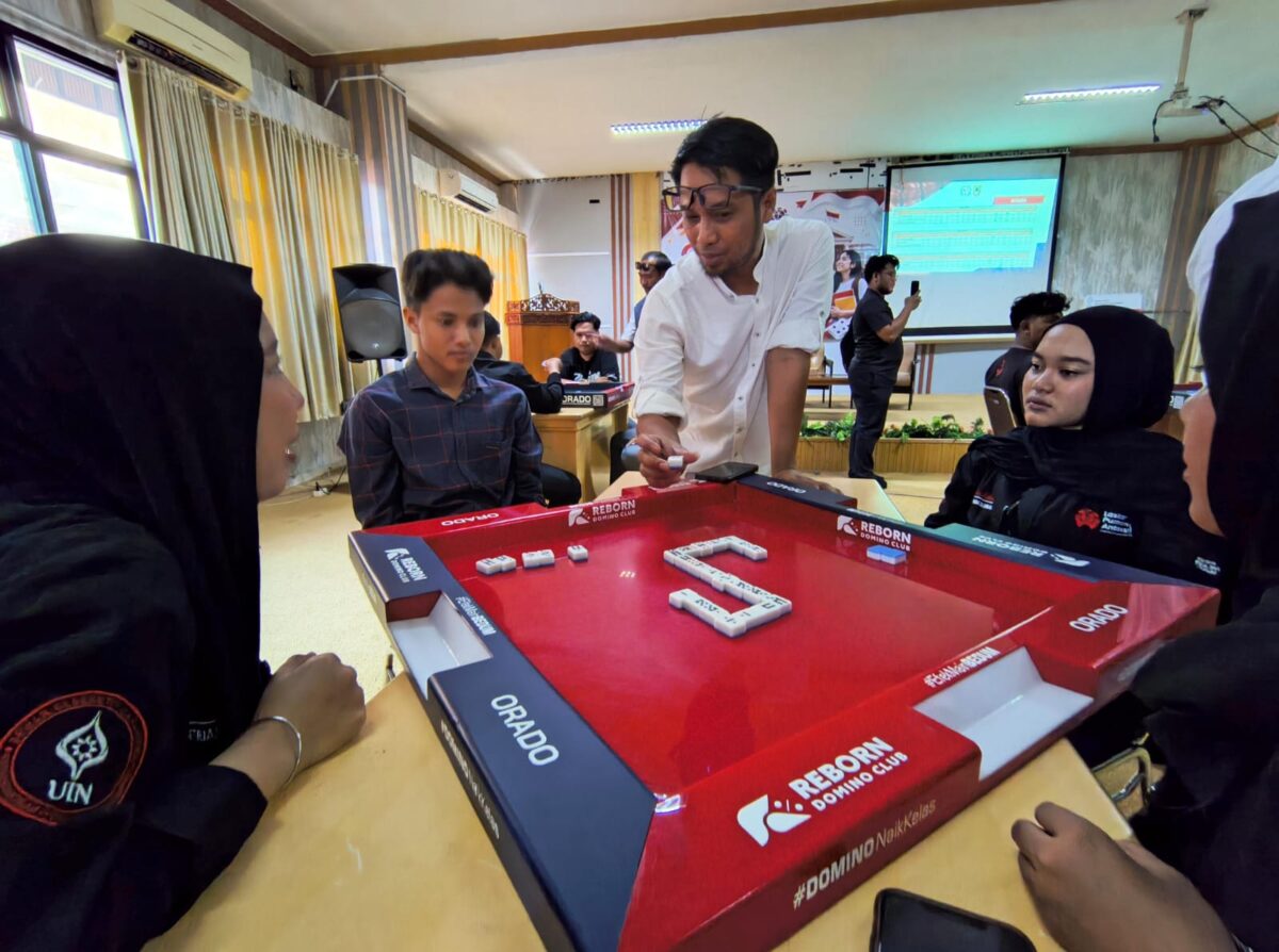 SERIUS - Para peserta sosialisasi mengikuti pelatihan olahraga domino. (Foto: RA)