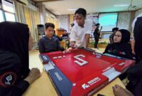 SERIUS - Para peserta sosialisasi mengikuti pelatihan olahraga domino. (Foto: RA)