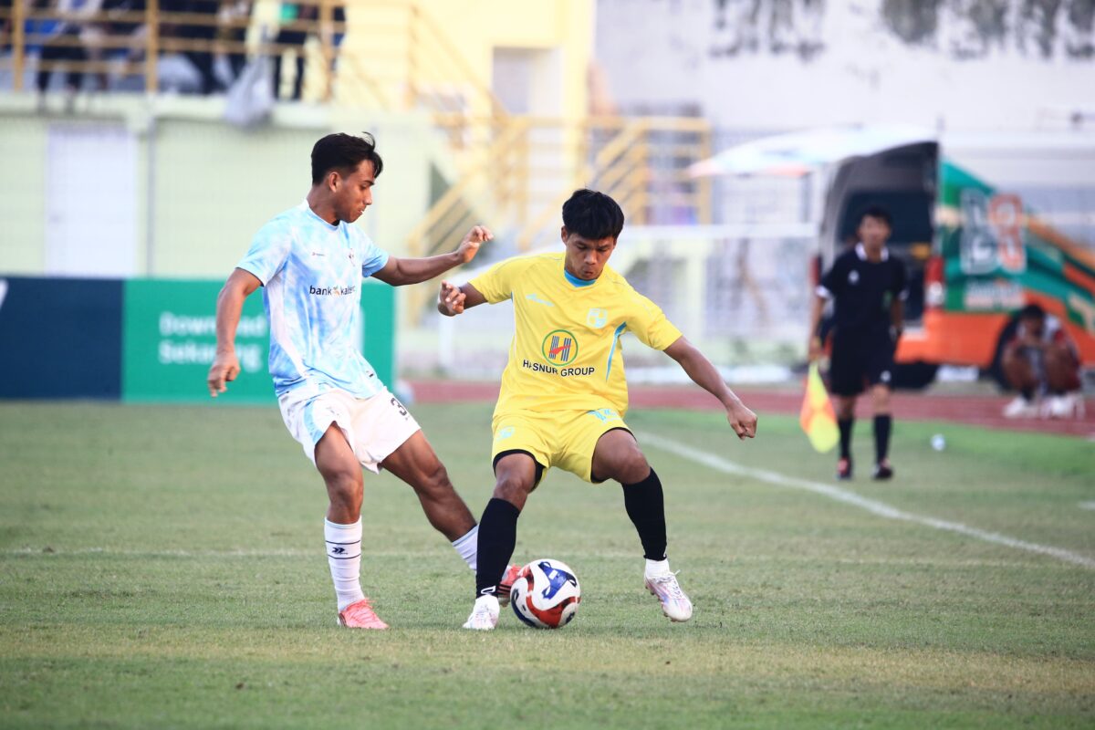 Pemain PS Barito Putera mencoba mempertahankan bola dari tekanan pemain Isen Mulang Kalteng FC