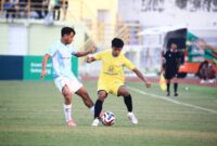 Pemain PS Barito Putera mencoba mempertahankan bola dari tekanan pemain Isen Mulang Kalteng FC