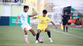Pemain PS Barito Putera mencoba mempertahankan bola dari tekanan pemain Isen Mulang Kalteng FC